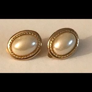 Vintage Pearl Gold Halo Clip On Earrings